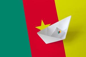 bandeira de camarões retratada em closeup de navio de origami de papel. conceito de artes artesanais foto