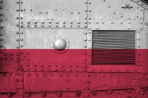 bandeira da polônia retratada na parte lateral do tanque blindado militar closeup. fundo conceitual das forças do exército foto