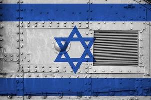 bandeira de israel retratada na parte lateral do tanque blindado militar closeup. fundo conceitual das forças do exército foto
