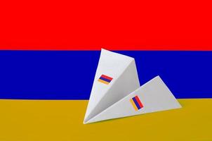 bandeira da armênia retratada no avião de origami de papel. conceito de artes artesanais foto