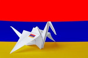 bandeira da armênia retratada na asa de guindaste de origami de papel. conceito de artes artesanais foto