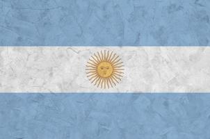 bandeira argentina retratada em cores brilhantes de tinta na parede de reboco em relevo antigo. banner texturizado em fundo áspero foto