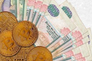 Notas de 1000 rúpias do Sri Lanka e bitcoins dourados. conceito de investimento em criptomoeda. mineração ou negociação de criptomoedas foto