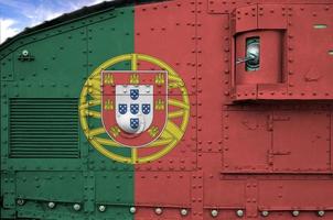 bandeira de portugal retratada na parte lateral do tanque blindado militar closeup. fundo conceitual das forças do exército foto