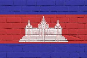 bandeira do camboja retratada em cores de tinta na parede de tijolos antigos. banner texturizado em fundo de alvenaria de parede de tijolo grande foto