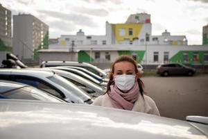 foto de uma garota com uma máscara, na rua. pandemia isolada de covid-19.