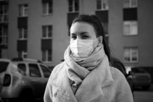 foto de uma garota com uma máscara, na rua. pandemia covid-19 de bloqueio.