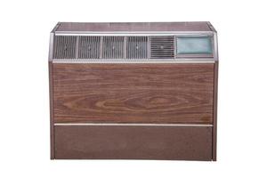 velho condicionador de ar de chão isolado. foto