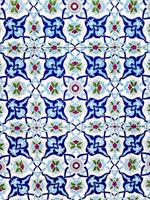 padrão uzbeque tradicional em azulejos de cerâmica na parede da mesquita sem costura padrão floral antigo abstrato foto