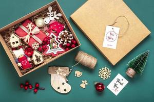 pacote de cuidados artesanais, caixa de presente sazonal com brinquedos, decoração de natal na mesa cesta ecológica personalizada para família, amigos, menina para ação de graças, natal, mães, dia dos pais flat lay foto