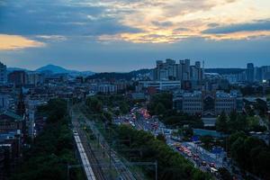 visão noturna de sinchon, seul, coreia foto