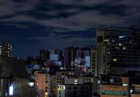 visão noturna de sinchon, seul, coreia foto