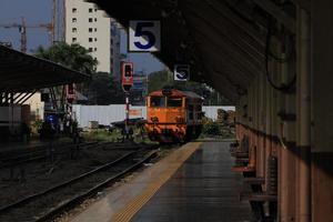 bangkok, tailândia - 29 de outubro trem na estação ferroviária hua lamphong em 29 de outubro de 2022 em bangkok, tailândia. foto