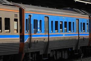 bangkok, tailândia - 29 de outubro trem na estação ferroviária hua lamphong em 29 de outubro de 2022 em bangkok, tailândia. foto