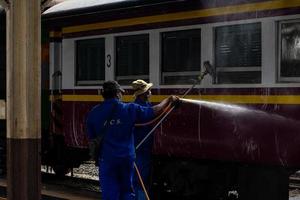 bangkok, tailândia - 24 de setembro um limpador está limpando um trem na estação hua lamphong em 24 de setembro de 2022 em bangkok, tailândia. foto