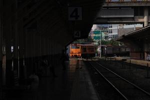 bangkok, tailândia - 29 de outubro trem na estação ferroviária hua lamphong em 29 de outubro de 2022 em bangkok, tailândia. foto