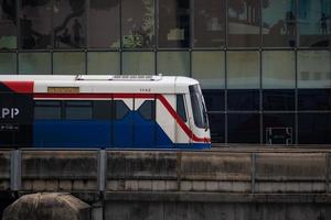 bangkok-tailândia 25 de setembro de 2022 bts sky train run vá para a estação siam durante o dia. foto