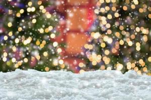 neve branca vazia com borrão de árvore de natal com bokeh de fundo claro foto