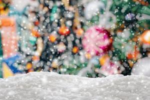 neve branca vazia com borrão de árvore de natal com bokeh de fundo claro foto