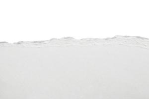 tiras de bordas rasgadas de papel branco rasgadas isoladas no fundo branco foto