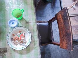 a mesa de jantar está uma bagunça. uma mesa de jantar bagunçada com pratos usados e cheia de restos de comida que não foram limpos. Vida real. fim de ano foto