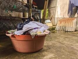 a roupa suja que não foi lavada está a acumular-se. uma pilha de roupas sujas que não são lavadas há muitos dias. vida real no final do ano foto