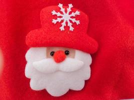 fundo de natal, chapéu de papai noel retratado rosto de sinter claus à venda na loja de suprimentos de natal foto
