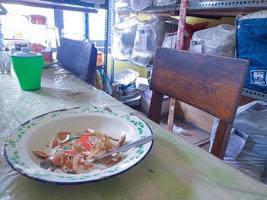 a mesa de jantar está uma bagunça. uma mesa de jantar bagunçada com pratos usados e cheia de restos de comida que não foram limpos. Vida real. fim de ano foto