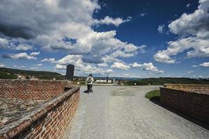 costas da mãe com filhos caminhando no chateau kunstat, república tcheca. foto