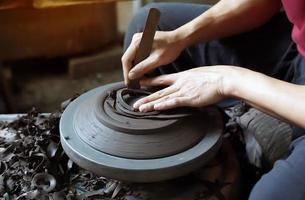 a cerâmica de barro usa habilidade, experiência, criatividade. e a arte de moldar e formar um prato. foco suave e seletivo. foto