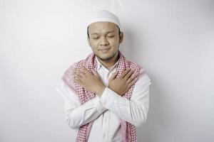 retrato de um homem muçulmano asiático pacífico sorrindo e sentindo alívio foto