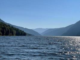 lago teletskoye em dia ensolarado. altai, rússia. foto