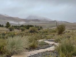 bela paisagem montanhosa em um dia chuvoso e nublado foto