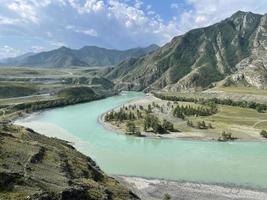 a confluência dos rios katun e chuya, altai, rússia foto