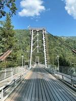 ponte pênsil sobre o katun, turquesa katun, perto da vila de platovo, altai, rússia foto