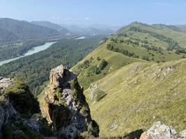 pico da montanha dedo do diabo e floresta densa no vale, contra o pano de fundo das montanhas foto