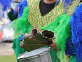 instrumentos de percussão penas e bordados carnavalescos foto