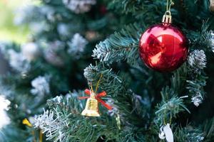 árvore de natal decorada com enfeites para comemoração no festival de natal foto