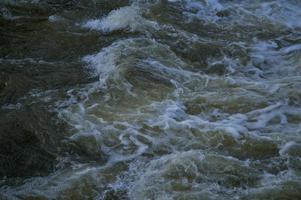 ondas tempestuosas, água de perto, tempestade, água escura. foto
