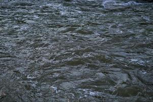 ondas tempestuosas, água de perto, tempestade, água escura. foto