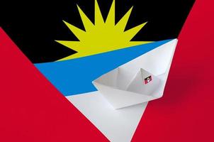 bandeira de antígua e barbuda retratada em closeup de navio de origami de papel. conceito de artes artesanais foto