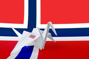 bandeira da noruega retratada na asa de guindaste de origami de papel. conceito de artes artesanais foto