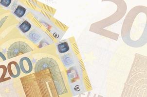 As notas de 200 euros encontram-se na pilha no fundo da grande nota semitransparente. fundo abstrato de negócios foto