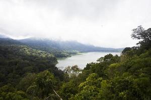 lago buyan na ilha de bali na indonésia foto