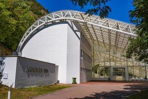 boljetin, sérvia, 2021 - exterior do museu lepenski vir na sérvia. é importante sítio arqueológico da cultura mesolítica dos portões de ferro dos balcãs. foto