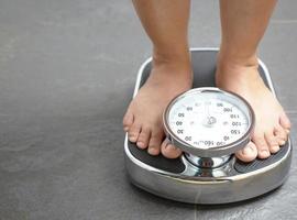escala de peso para mulheres obesas foto