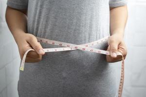mulher obesa precisa de controle de peso, ela tem excesso de gordura. foto