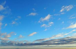 céu azul claro e nuvens brancas sobre a cidade e o pôr do sol. foto