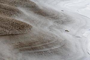 padrões na areia da praia foto