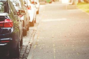 estacionamento aéreo ao ar livre, carros traseiros em fila de estacionamento ao lado da estrada. foto